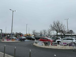 Megteltek vásárlókkal a szombathelyi hipermarketek és bevásárlóközpontok ezüstvasárnap Fotó: CSB