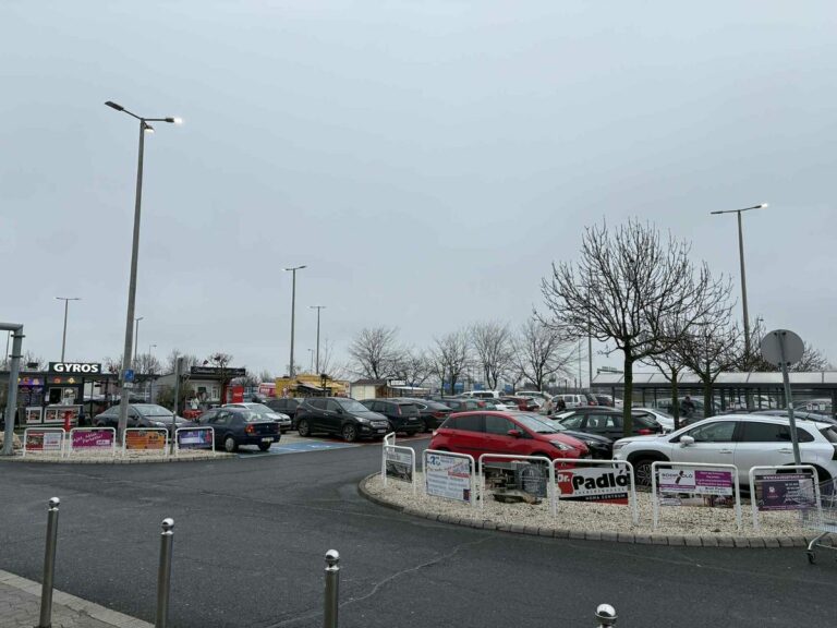 Megteltek vásárlókkal a szombathelyi hipermarketek és bevásárlóközpontok ezüstvasárnap Fotó: CSB