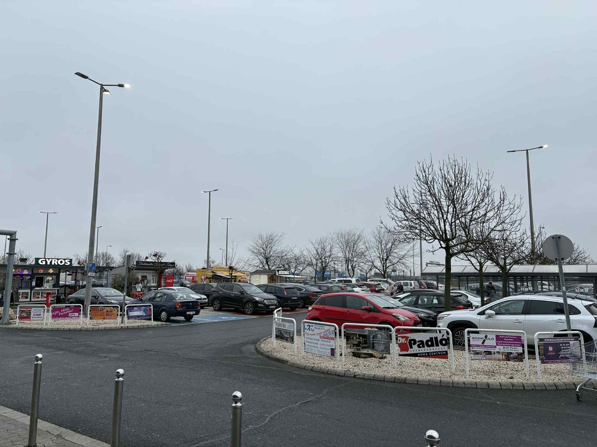 Megteltek vásárlókkal a szombathelyi hipermarketek és bevásárlóközpontok ezüstvasárnap Fotó: CSB