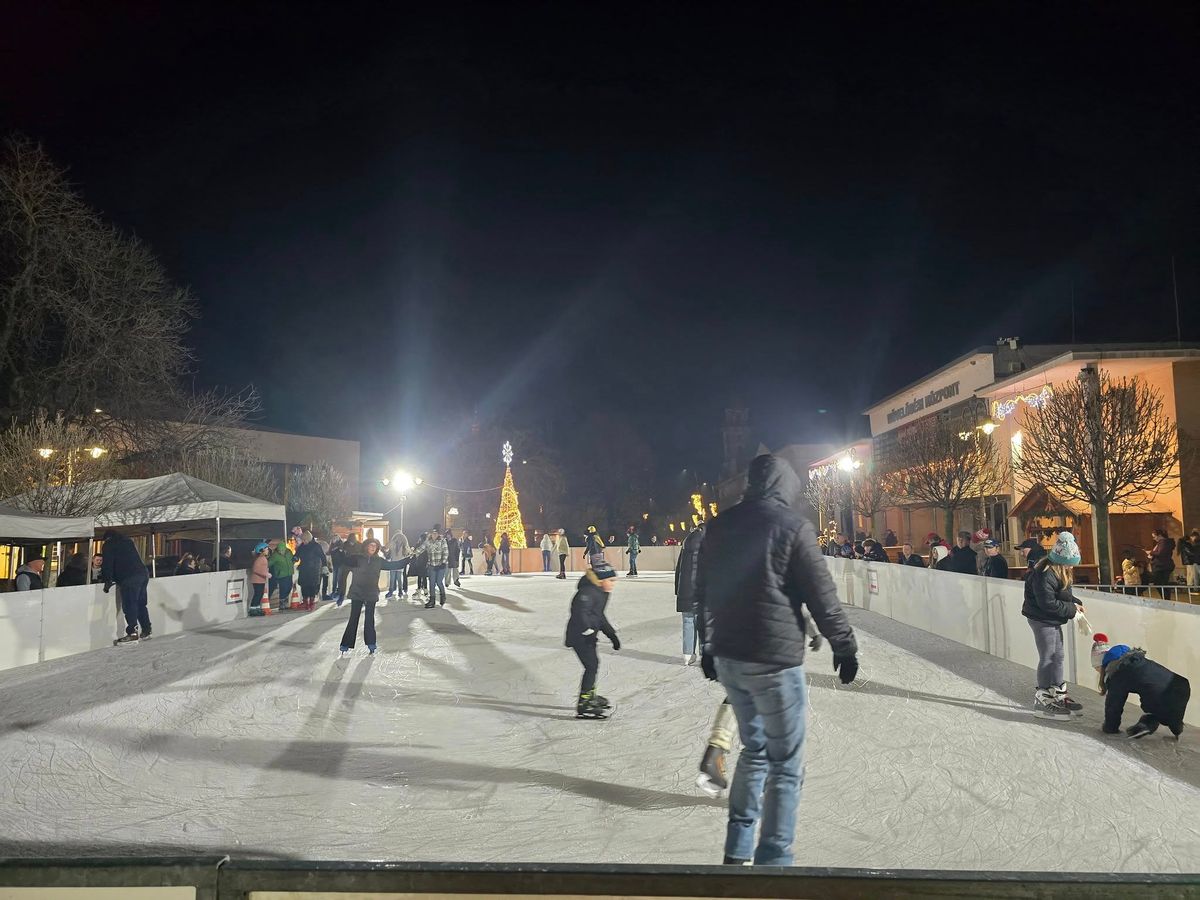 A jégpálya Tamásiban közösségi tér is egyben Fotó: Beküldött kép