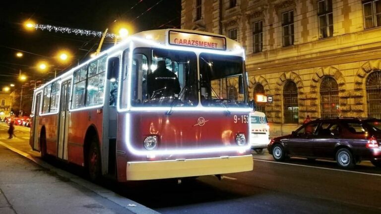 Újra a szegedi utcákat járja decemberben a nosztalgia mikulásjárat. (Fotó: SzegedMA archív)