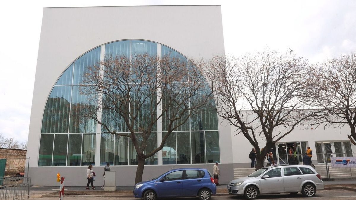 A vásárcsarnok körüli parkolás egyre nehezebb, panaszolja olvasónk