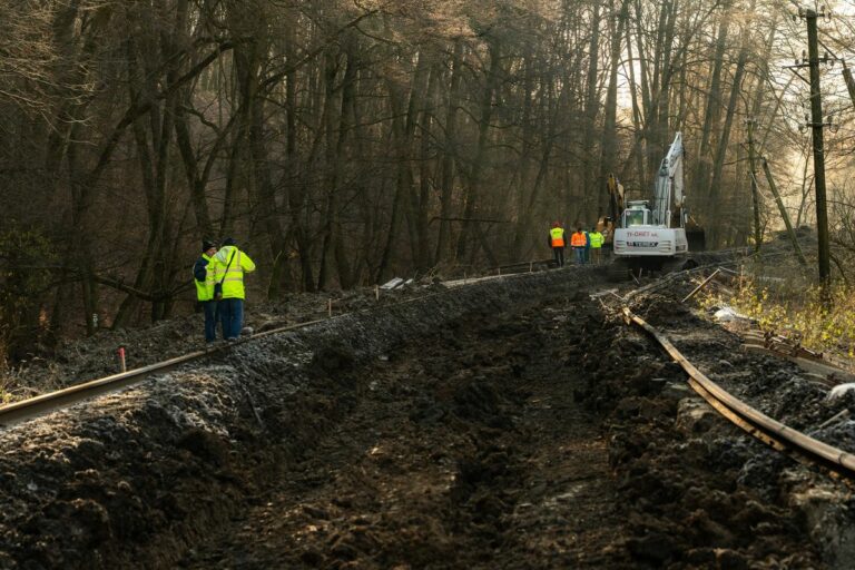 A MÁV több mint 3 milliárd forintból újítja fel a Vác-Balassagyarmat vasútvonat. Az esőzés és az agyagos talaj nem könnyíti a munkát Forrás: Facebook / Hegyi Zsolt vezérigazgató, MÁV-csoport