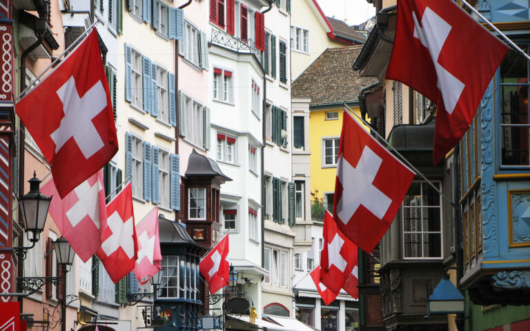 Nyitókép: zürichi utca zászlókkal – Depositphotos