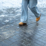 Figyelmeztet a szakember, nem mindegy, mivel sózzuk a járdát