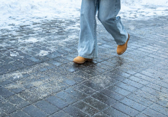 Figyelmeztet a szakember, nem mindegy, mivel sózzuk a járdát