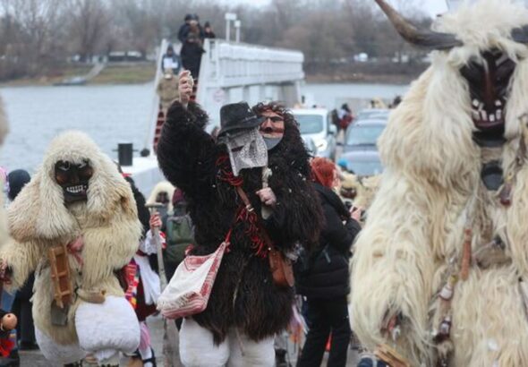 Így űzi a telet Mohács a busók árnyékában