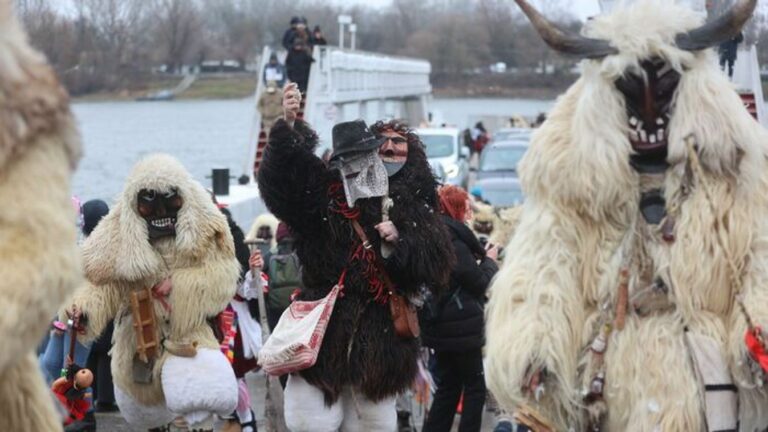 Így űzi a telet Mohács a busók árnyékában