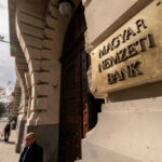 Bezuhant az infláció, most már minden szem Varga Mihályra szegeződik