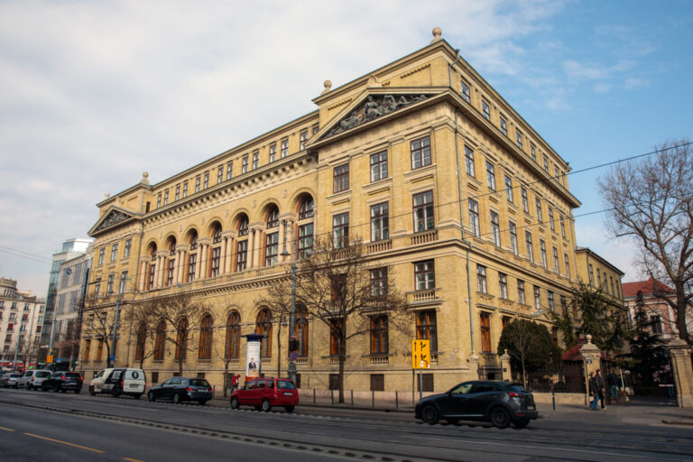 Európai ellenszélben is egyre előkelőbb helyen a magyar egyetemek