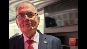 A DK zászlója kék, nem vörös