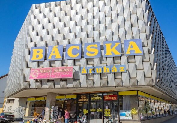 Az üzletből mintegy 2 millió forint értékben loptak el dísztárgyakat és elektronikai cikkeket.