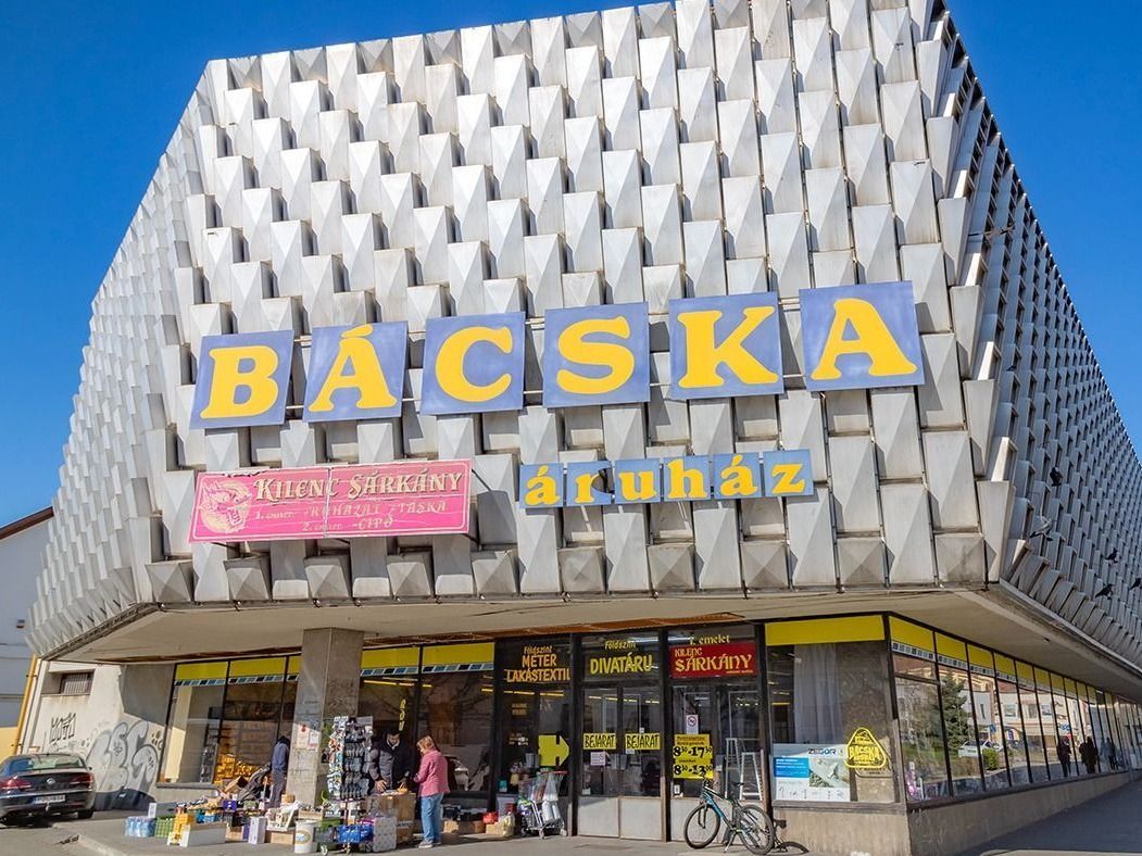 Az üzletből mintegy 2 millió forint értékben loptak el dísztárgyakat és elektronikai cikkeket.