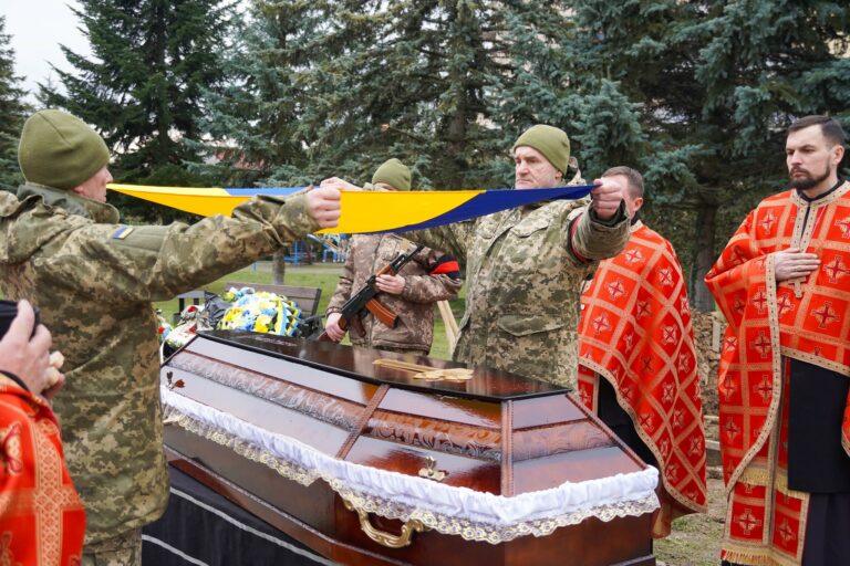 "A témát boncolgató internetes felületeken csak úgy záporoznak a kérdések: De akkor hol van a több, mint kétmilliós ukrán hadsereg?"