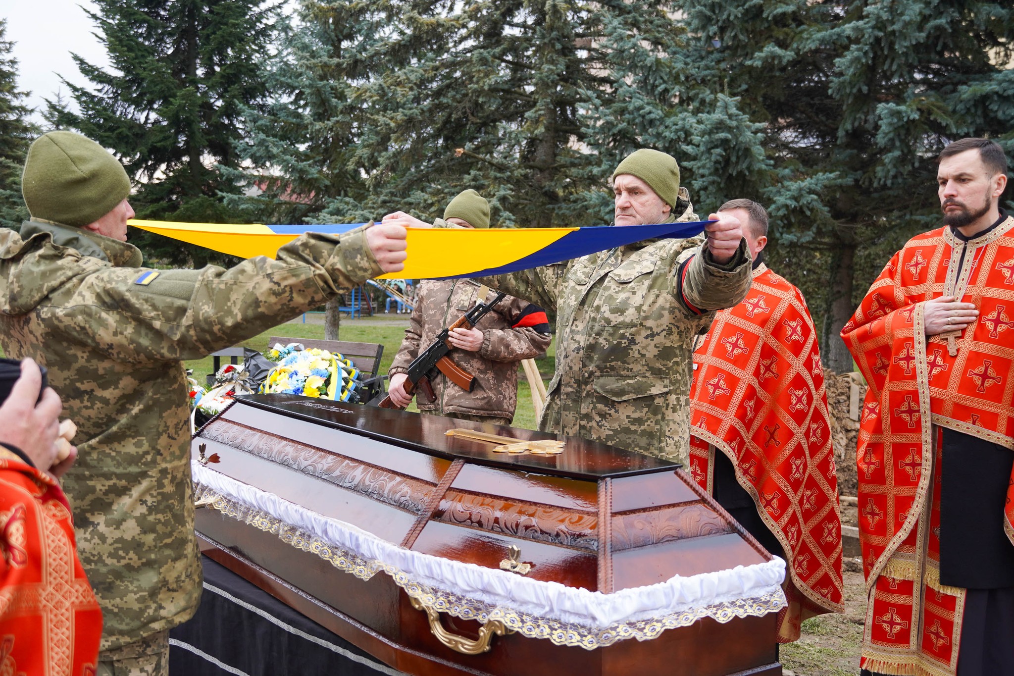 "A témát boncolgató internetes felületeken csak úgy záporoznak a kérdések: De akkor hol van a több, mint kétmilliós ukrán hadsereg?"