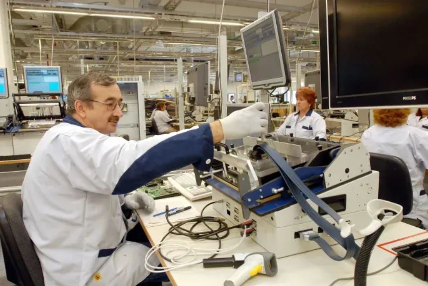 A számítógépes monitorok után mobiltelefonok is készültek a Nokia pécsi gyárában Fotó: MW / Forrás: MW