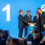 Alekszej Lihacsov, Rafael Grossi, Süli János és Szijjártó Péter közös gombnyomása indította útjára Paks II. első betonöntését Forrás: paks2