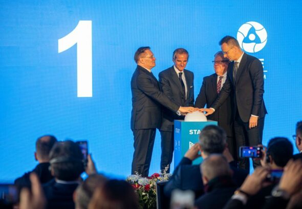 Alekszej Lihacsov, Rafael Grossi, Süli János és Szijjártó Péter közös gombnyomása indította útjára Paks II. első betonöntését Forrás: paks2