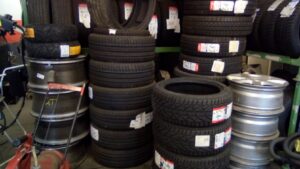 A szakértők szerint most jött el az idő a nyári gumi cseréjére.