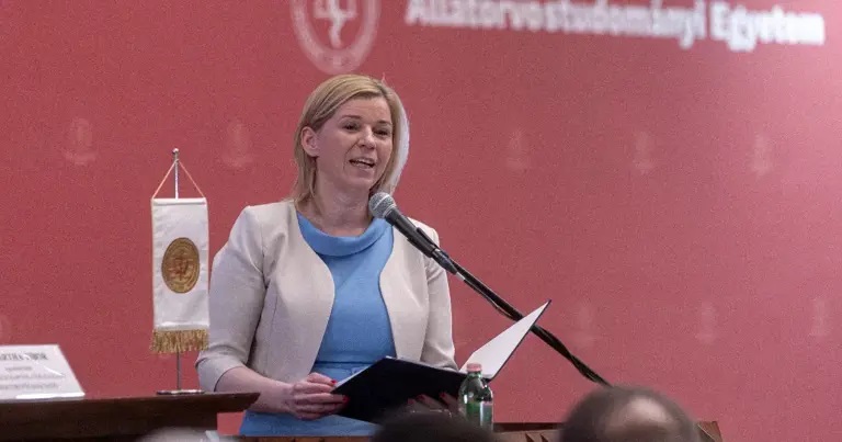 Hitvány, silány emberekről beszélt, kinevették, közölte egymás emberi méltóságának tisztelete alap