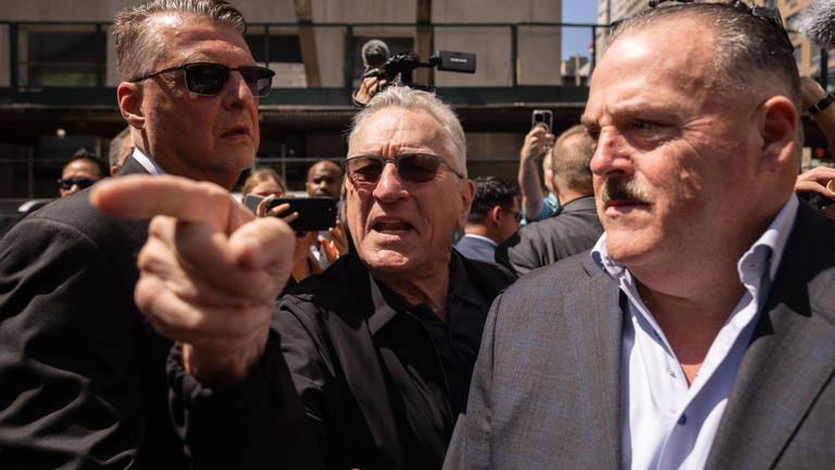 Rendkívül alacsony IQ-val megáldott, tébolyodott embernek nevezte Robert De Nirót Donald Trump