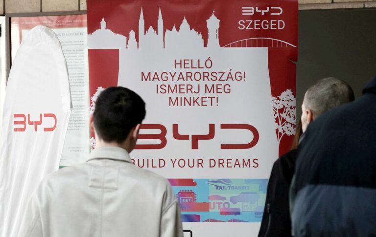 Nem csak nyelvtudással lehet labdába rúgni – derült ki a BYD állásbörze standjainál. Fotó: Gémes Sándor