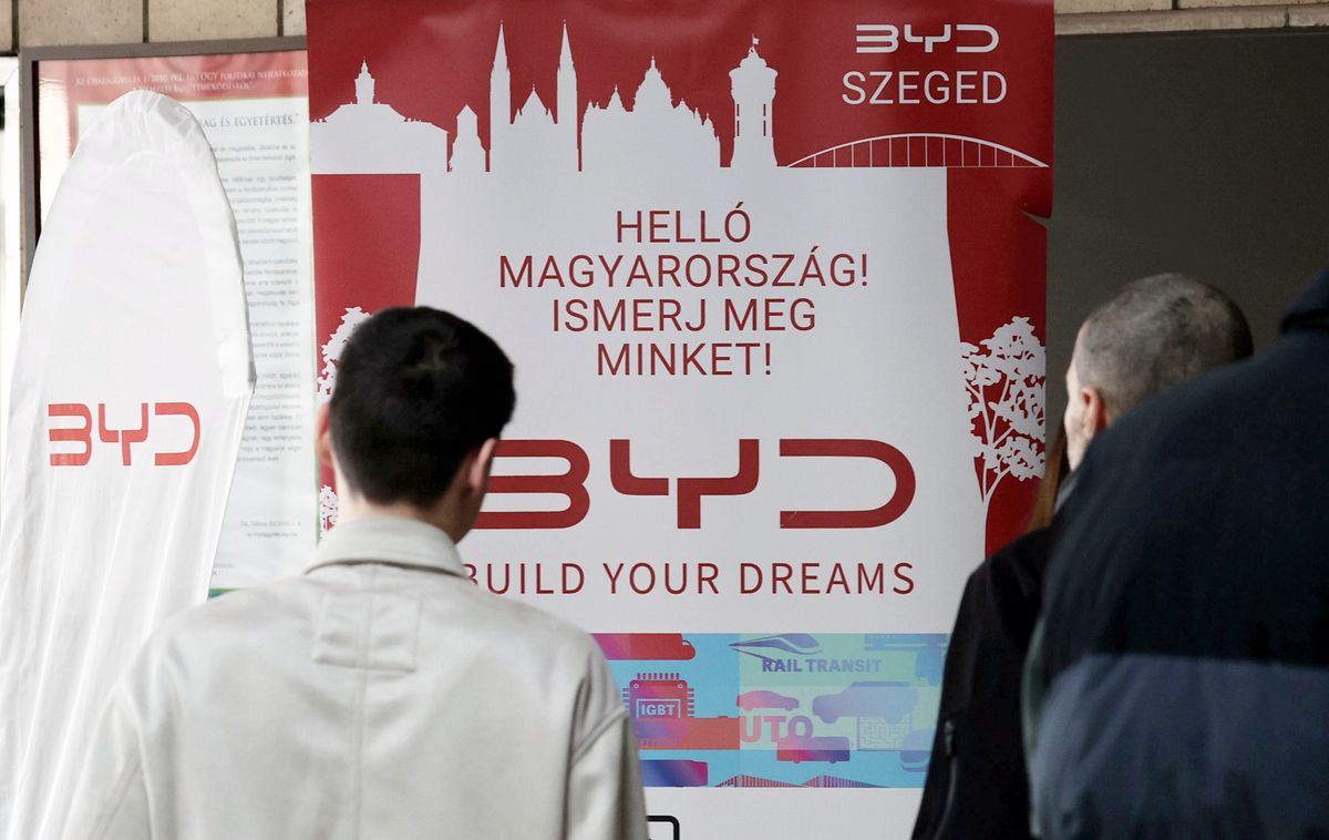 Nem csak nyelvtudással lehet labdába rúgni – derült ki a BYD állásbörze standjainál. Fotó: Gémes Sándor