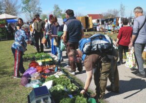 A Hurka-Kolbász Fesztivál idején, most vasárnap hurka és kolbász sül a mórahalmi vásár standjainál. Archív Fotó: Karnok Csaba