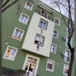 Nemcsak a testvéri kötelék, a közös drogbiznisz is összekötötte őket, információk szerint 2025. március végétől kristályt terjesztettek XXI. kerületi lakóhelyük környékén. Adagonként 10 ezer forintért árulták a kábítószert.