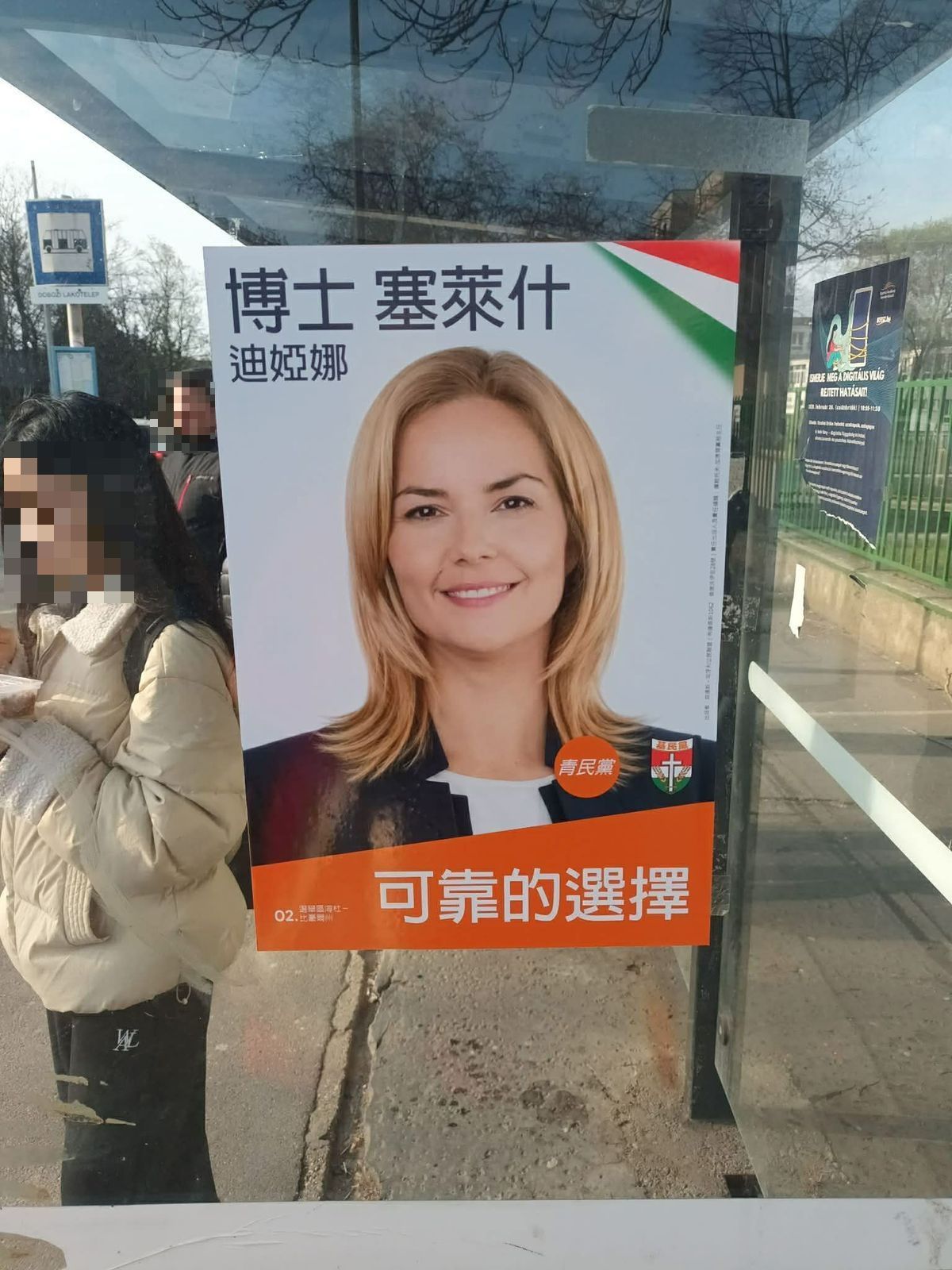 Debrecen-szerte láthatóak voltak a kínai kamunyelvű plakátok Forrás: Facebook / Széles Diána