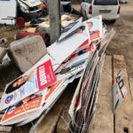 Elegük lett a helyi polgároknak az obszcén lefestésekből, az eltorzított politikusi arcokból, a ráfestett horogkeresztekből, vagy éppen az összetört választási plakátokból.