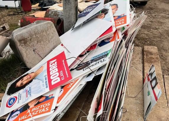 Elegük lett a helyi polgároknak az obszcén lefestésekből, az eltorzított politikusi arcokból, a ráfestett horogkeresztekből, vagy éppen az összetört választási plakátokból.