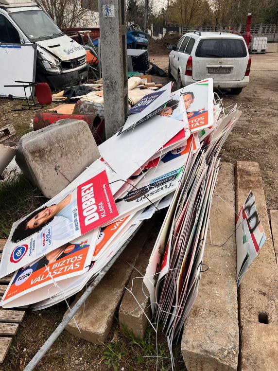 Elegük lett a helyi polgároknak az obszcén lefestésekből, az eltorzított politikusi arcokból, a ráfestett horogkeresztekből, vagy éppen az összetört választási plakátokból.