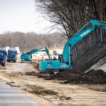 Folyamatosan zajlanak az M1-es autópálya bővítés munkálatai, többek között az új csomópontok előkészítési munkálatai és a töltésszélesítések is. Fotó: MKIF Zrt. - Az ország útja