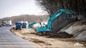 Folyamatosan zajlanak az M1-es autópálya bővítés munkálatai, többek között az új csomópontok előkészítési munkálatai és a töltésszélesítések is. Fotó: MKIF Zrt. - Az ország útja