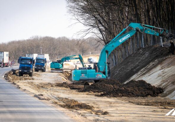 Folyamatosan zajlanak az M1-es autópálya bővítés munkálatai, többek között az új csomópontok előkészítési munkálatai és a töltésszélesítések is. Fotó: MKIF Zrt. - Az ország útja
