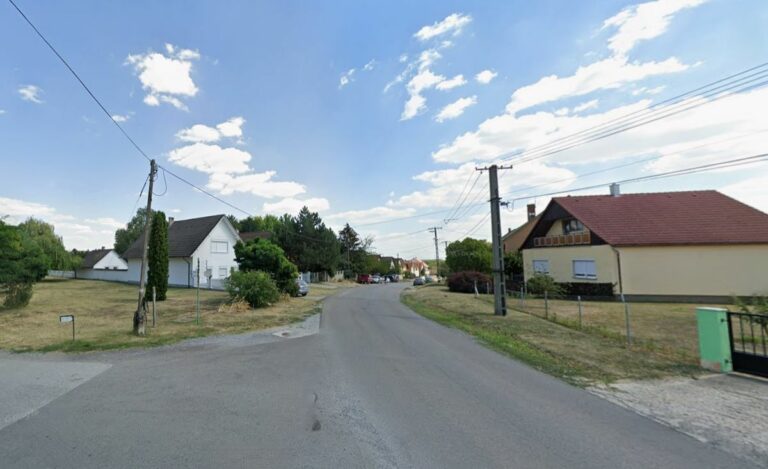 A település polgármestere felhívást tett közzé. Idegenek járják a falut. Forrás: Google Maps