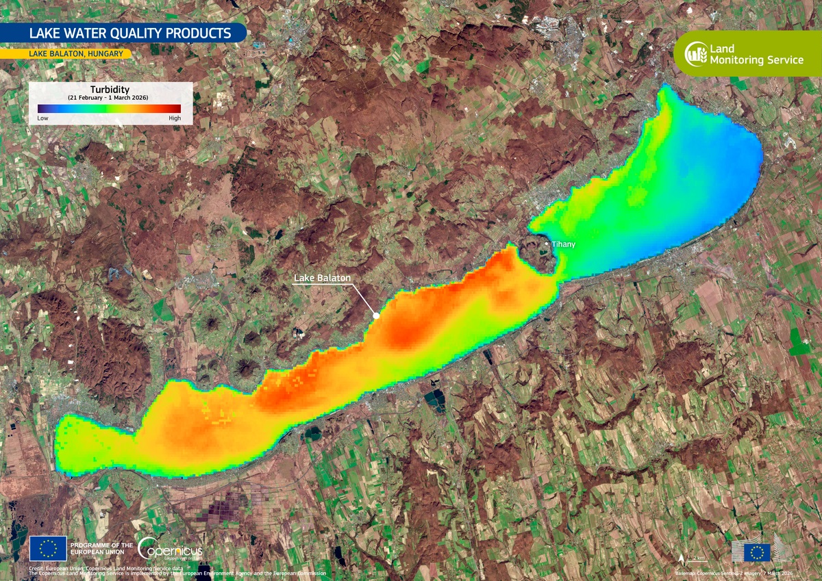 Balaton műholdképe: a Copernicus felvételén látszik a víz tisztaságának változása Forrás: Copernicus.eu