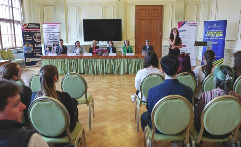 Zirzen Janka ösztöndíjátadó az SZTE Rektori Hivatal dísztermében, ahol a jövő pedagógusai vették át elismerésüket. Fotó: Karnok Csaba