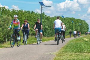 A MÁV vonatain egyre könnyebb a kerékpárszállítás, a szezonban bővített kapacitások várják a bringásokat Forrás: Ujvári László/Új Néplap