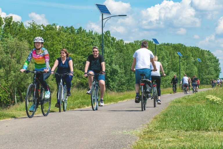 A MÁV vonatain egyre könnyebb a kerékpárszállítás, a szezonban bővített kapacitások várják a bringásokat Forrás: Ujvári László/Új Néplap