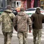 A támadók több autóval üldözőbe vették a katonai járművet, majd miután az az árokba sodródott, betörték az ablakát és kiszabadították a benne szállított hadköteles férfit