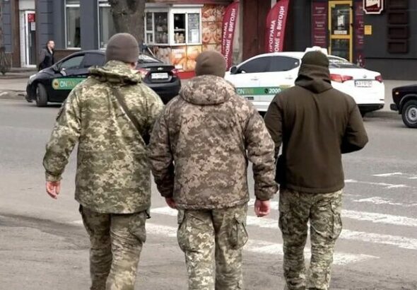 A támadók több autóval üldözőbe vették a katonai járművet, majd miután az az árokba sodródott, betörték az ablakát és kiszabadították a benne szállított hadköteles férfit