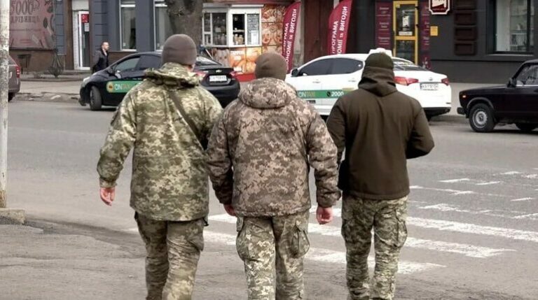 A támadók több autóval üldözőbe vették a katonai járművet, majd miután az az árokba sodródott, betörték az ablakát és kiszabadították a benne szállított hadköteles férfit