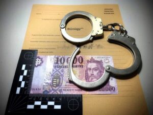 A vádlott 810 ezer forint értékben tett szert hamis euróra – felfüggesztett börtönbüntetést kapott. Képünk illusztráció Forrás: Dr. Király Enikő