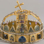 2026: eskü Szent István koronája előtt