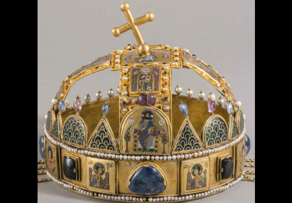 2026: eskü Szent István koronája előtt