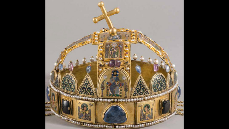 2026: eskü Szent István koronája előtt