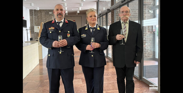"...A nívós önkormányzati díjra a város területén dolgozó hivatásos állományú rendőrök, hivatásos tűzoltók és azon személyek méltóak, akik Dunaújváros közbiztonságáért hosszú évek óta kiemelkedő tevékenységet folytatnak..."