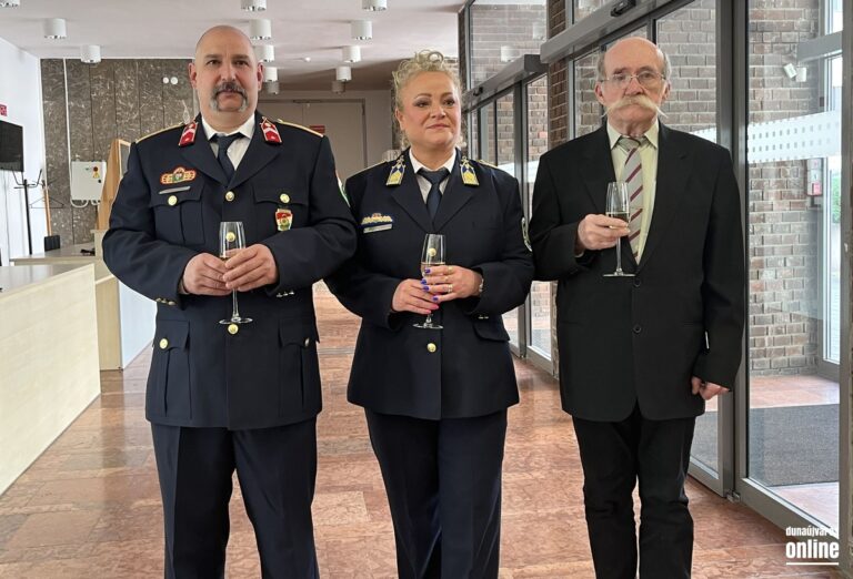 A nívós önkormányzati díjra a város területén dolgozó hivatásos állományú rendőrök, hivatásos tűzoltók és azon személyek méltóak, akik Dunaújváros közbiztonságáért hosszú évek óta kiemelkedő tevékenységet folytatnak.